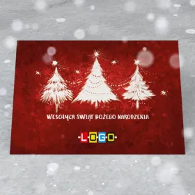 Trzy białe stylizowane drzewka w różnych wzorach na głębokiej czerwieni z gwiazdkami i delikatnymi płatkami śniegu