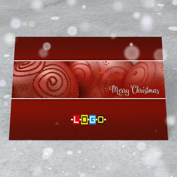 Bombki ze spiralami w poziomym pasie na czerwonym tle w prążki, po prawej biały napis „Merry Christmas”