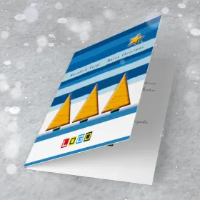 Trzy geometryczne choinki na poziomych pasach w odcieniach niebieskiego z graficzną gwiazdą w rogu