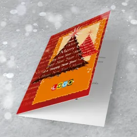 Ciemna choinka z napisami Merry Christmas oraz Happy New Year, czerwono-biała gwiazda, tło z czerwonych napisów