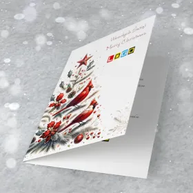 Dwa czerwone ptaki na sosnowych gałązkach z czerwonymi jagodami, szyszkami i liśćmi ostrokrzewu na białym tle