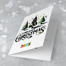 Trzy choinki w zieleni z pomarańczowymi akcentami na białym tle, pod nimi duży napis „Merry Christmas” z zawijasami