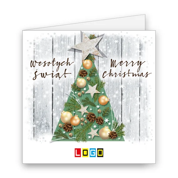 Zielona choinka z żółtymi i białymi bombkami na tle bielonych desek z napisami Wesołych Świąt i Merry Christmas po bokach