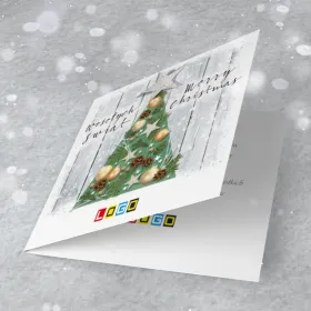 Zielona choinka z żółtymi i białymi bombkami na tle bielonych desek z napisami Wesołych Świąt i Merry Christmas po bokach