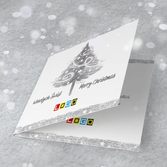 Szara choinka ze spiralnymi wzorami, po bokach napisy „Wesołych Świąt” i „Merry Christmas” na białym tle