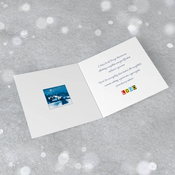 Wnętrze karnetu z niebieskim tekstem życzeń i polem na logo firmy