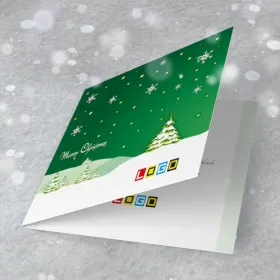 Ośnieżone choinki na falistych wzgórzach, zielone niebo nad białym śniegiem, po lewej biały napis „Merry Christmas”