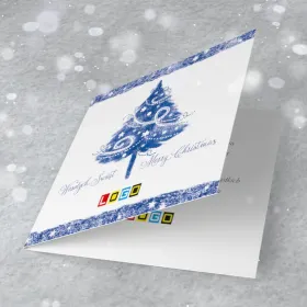Ornamentowa choinka na jasnym tle między pasami śnieżnych wzorów, z napisami „Wesołych Świąt” i „Merry Christmas”