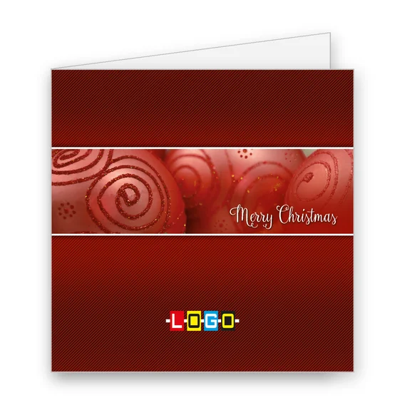 Czerwone tło w ukośne prążki, w pasie zdjęcie czerwonych bombek ze spiralami z brokatu i biały napis „Merry Christmas”