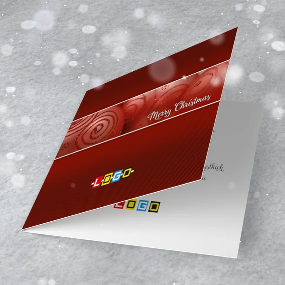 Czerwone tło w ukośne prążki, w pasie zdjęcie czerwonych bombek ze spiralami z brokatu i biały napis „Merry Christmas”