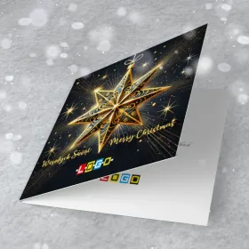 Duża żółta gwiazda z ornamentem pośrodku czarnego tła, wokół mniejsze gwiazdki i linie oraz życzenia