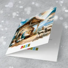 Stajenka z postaciami i zwierzętami pośrodku okładki, wokół owce, z nieba pada smuga światła, na tle w odcieniach błękitu