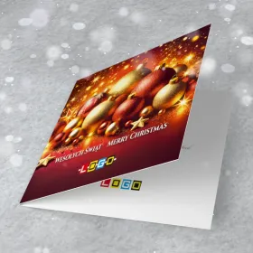 Rząd bombek w czerwieni i żółci z gwiazdkami na ciemnym tle, u dołu białe napisy „WESOŁYCH ŚWIĄT” i „MERRY CHRISTMAS”