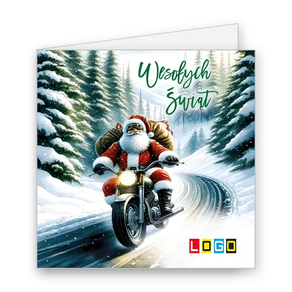 Mikołaj na motocyklu w gęstym, zaśnieżonym lesie iglastym ze śladami opon, u góry zielony napis „Wesołych Świąt”