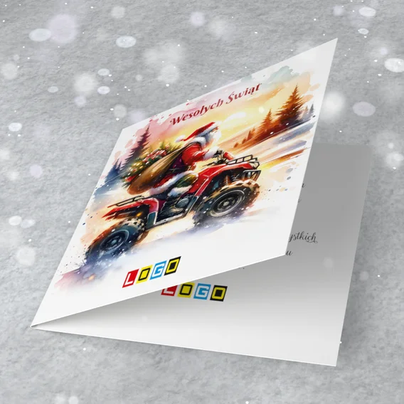 Mikołaj jadący quadem po śniegu, z workiem na plecach, w tle ośnieżone drzewa, u góry czerwony napis