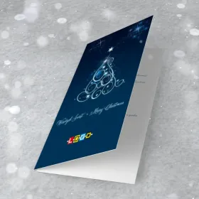 Granatowa okładka ze świetlistą spiralną choinką, białą gwiazdą i napisem „Wesołych Świąt · Merry Christmas”