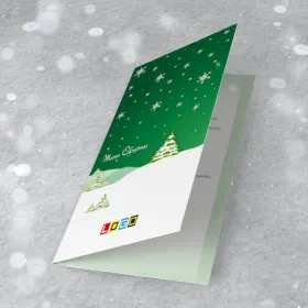 Zielone niebo ze śnieżynkami nad białymi pagórkami z choinkami, na granicy zieleni i śniegu biały napis