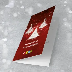 Trzy białe choinki malowane pędzlem z girlandami kropek na ciemnoczerwonym tle, pod nimi napis wersalikami