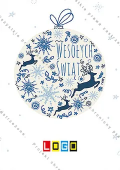 Okrągła bombka na błękitnej wstążce z trzema granatowymi reniferami, śnieżynkami i zawijasami na jasnym tle