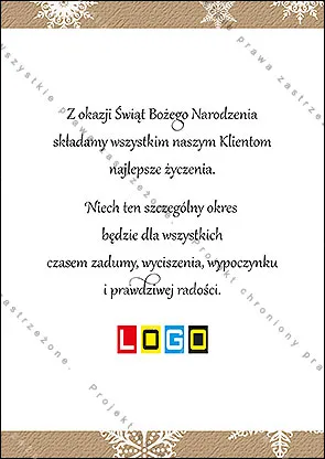 Okrągły wieniec ze śnieżynek i cienkich gałązek na białej kokardzie, w środku napis życzeń, tło piaskowe