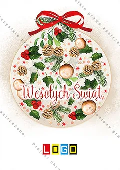 Czerwona kokarda nad okrągłym ornamentem z sosnowych gałązek, szyszek oraz liści i jagód ostrokrzewu na kremowym tle