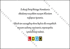 Trzy czerwone bombki ze złotymi wzorami gwiazd i śnieżynek leżące na puszystym białym śniegu, złote zawieszki