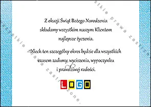 Malarska zimowa dolina z ośnieżonymi chatkami i ciemnozielonymi choinkami, niebo przechodzące w niemal białą mgłę