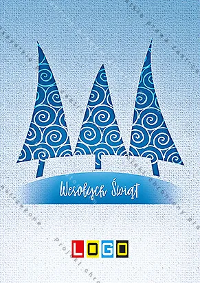 Trzy granatowe choinki wypełnione białymi spiralnymi zawijasami na jasnoniebieskim tle z fakturą tkaniny