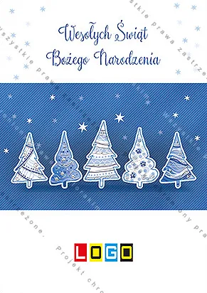 Pięć choinek z różnymi wzorami obok siebie, ustawione na granatowym pasie, jasna góra ze śnieżynkami