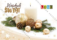 Zapalona biała świeca obok złotej kuli, szyszki i gałązek iglastych na kremowym tle ze złotymi gwiazdkami