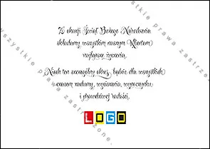 Trzy czerwone kule ze złotymi śnieżynkami w dużym zbliżeniu, mała złota kulka i gałązka iglasta na jasnym tle