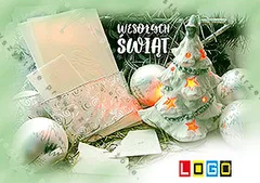 Biała ceramiczna choinka z gwiazdkami, srebrne kule i arkusze papieru na miękko rozmytym, jasnozielonym tle