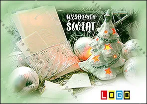 Biała ceramiczna choinka z gwiazdkami, srebrne kule i arkusze papieru na miękko rozmytym, jasnozielonym tle