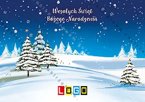 Trzy duże ośnieżone choinki po lewej, za nimi wzgórza z mniejszymi drzewami pod granatowym niebem ze śniegiem