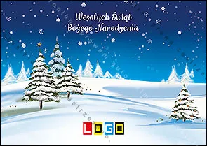 Trzy duże ośnieżone choinki po lewej, za nimi wzgórza z mniejszymi drzewami pod granatowym niebem ze śniegiem