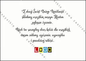 Dwie kremowe świece, z których jedna płonie, gałązka sosny i perłowa kula na białym tle ze srebrzystymi śnieżynkami