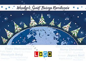 Granatowy glob z zarysami kontynentów otoczony rzędem choinek na tle z gwiazdkami, niżej życzenia w kolumnach