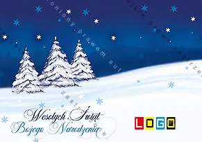 Trzy choinki o puszystych koronach po lewej na białej zaspie, niebo od granatu do bieli z niebieskimi gwiazdkami