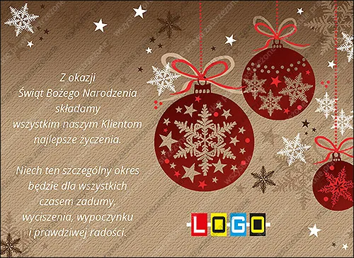Trzy bordowe bombki na czerwonych kokardach zwisające na nitkach z góry kadru na beżowym tle