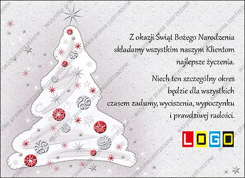 Puchowa choinka z czerwonymi bombkami i szarymi kulami w paski na perłowym tle