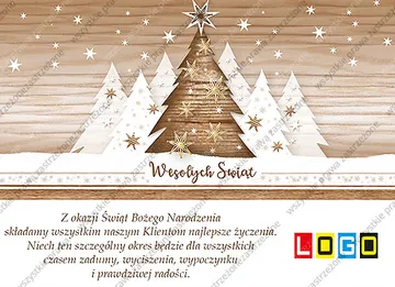 Rząd białych papierowych i jednej drewnianej choinki na jasnobrązowych deskach ze złotymi gwiazdkami