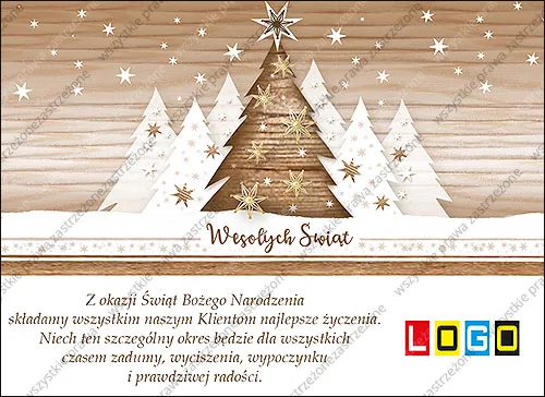 Rząd białych papierowych i jednej drewnianej choinki na jasnobrązowych deskach ze złotymi gwiazdkami