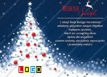 Oszroniona choinka z czerwonymi kulami na rozmytych światłach i czerwony napis z białym reniferem w rogu