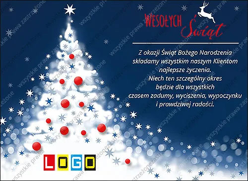 Oszroniona choinka z czerwonymi kulami na rozmytych światłach i czerwony napis z białym reniferem w rogu