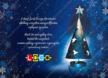 Metalowy lampion w kształcie choinki z gwiazdkami i srebrną gwiazdą na szczycie, tło w granacie z niebieską poświatą