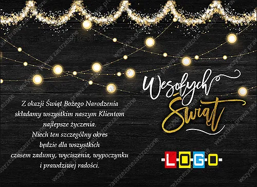 Ciemne drewniane deski ze sznurami świecących żarówek i złotą girlandą u góry, po prawej biało-złoty napis życzeń