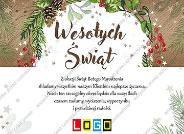 Półokrągła rama z gałązek sosny, szyszki i jagód wokół napisu na karmelowym tle, niżej biała część