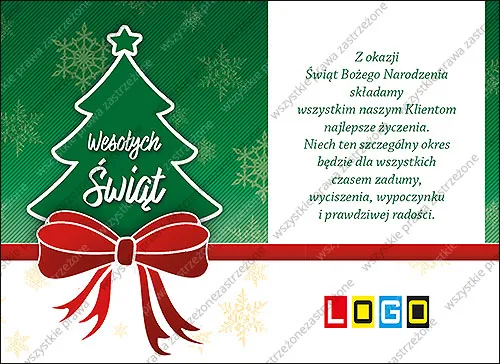 Biała choinka z napisem na zielonym tle w prążki, pod nią czerwona wstążka z dużą kokardą na białym dole