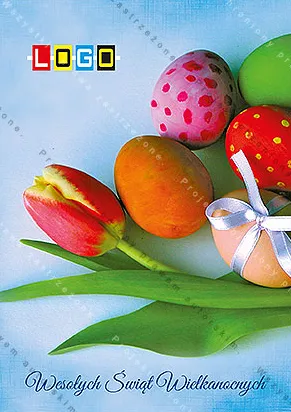Tulipan o czerwono-żółtych płatkach i kolorowe jajka w prawej części kadru na rozmytym błękitnym tle, na dole napis