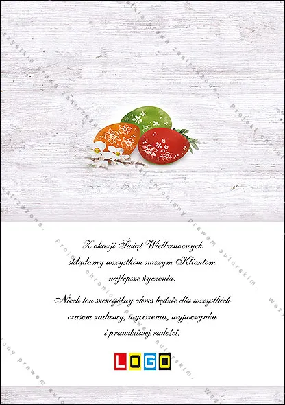 Jajka w zieleni, pomarańczu i czerwieni z białą koronką na postarzanych deskach, obok bazie i białe kwiaty